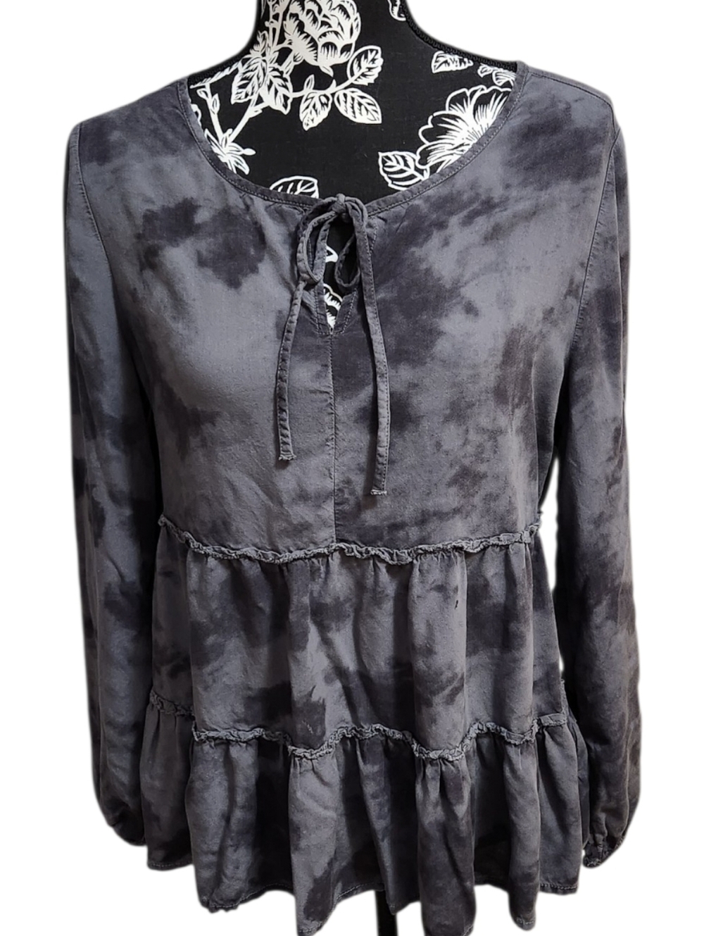 BeachLunchLounge Charcoal Tie-Dye Tiered Peasant Top